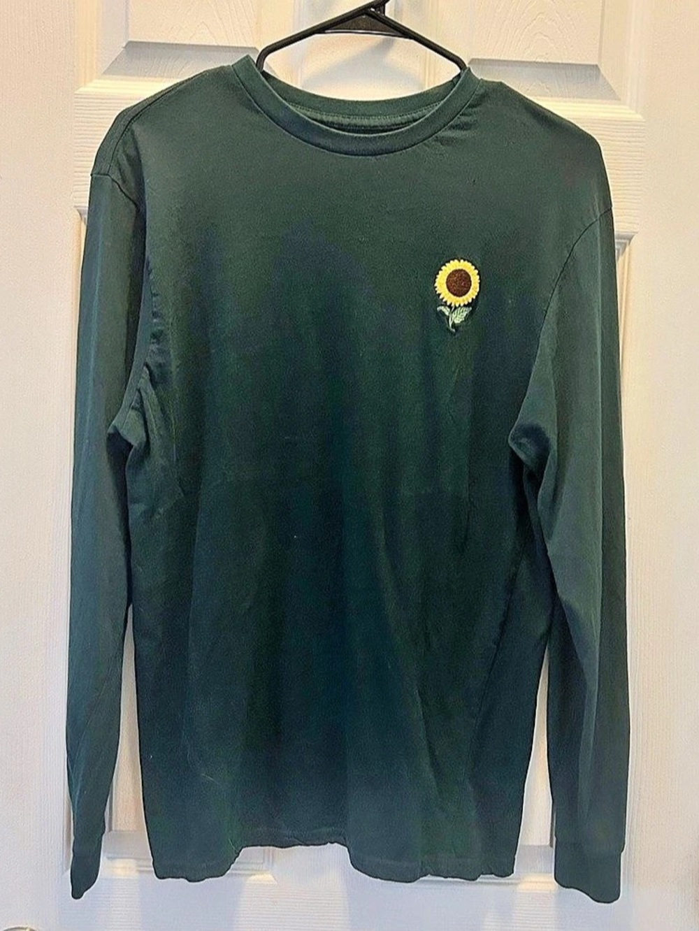 Long Sleeve T-Shirt Women’s M Green Crew Neck Sunflower Embroidered